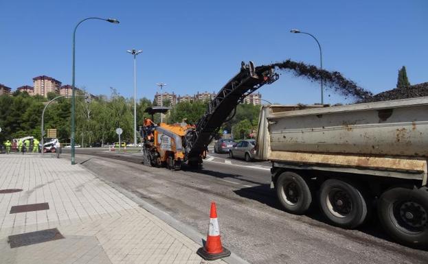 Los operarios trabajan hoy en el fresada de la calzada de la glorieta de la avenida de Medina del Campo.