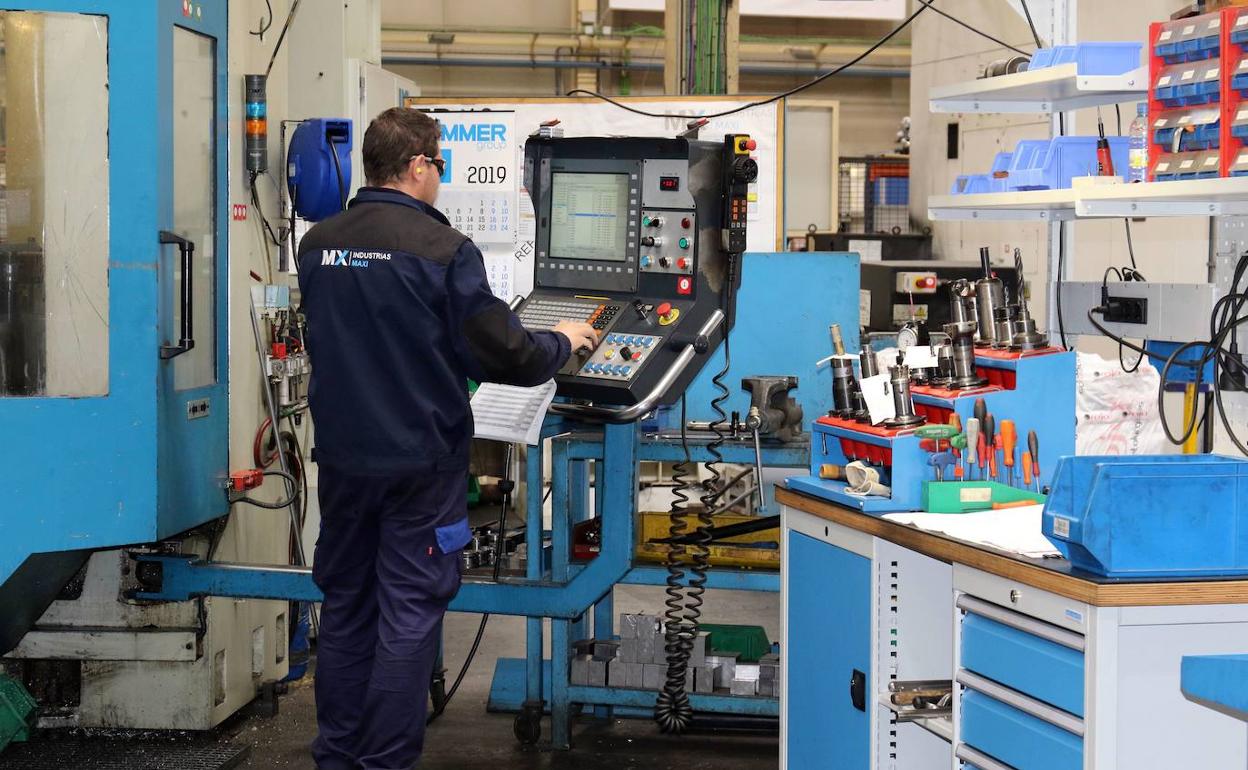 Trabajador en una industria vallisoletana. 