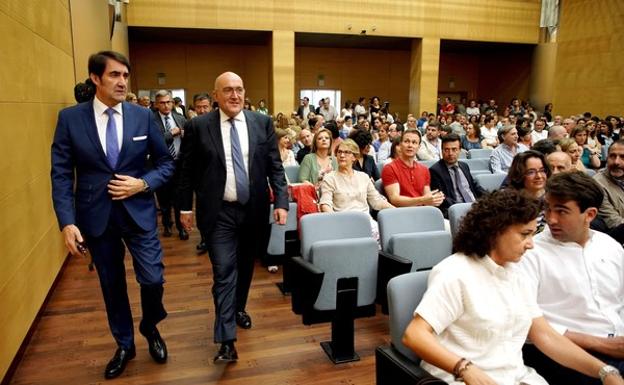 Suárez-Quiñones junto a Carnero en el acto de posesión de los nuevos altos cargos de las consejerías de Fomento y Agricultura, Ganadería y Desarrollo Rural. 