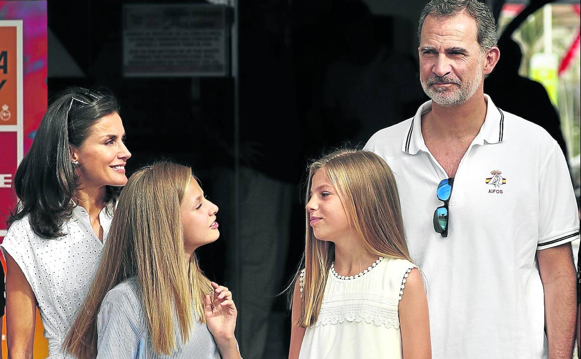 La familia real eligió un entorno marinero para su primera aparición pública en Palma de Mallorca.