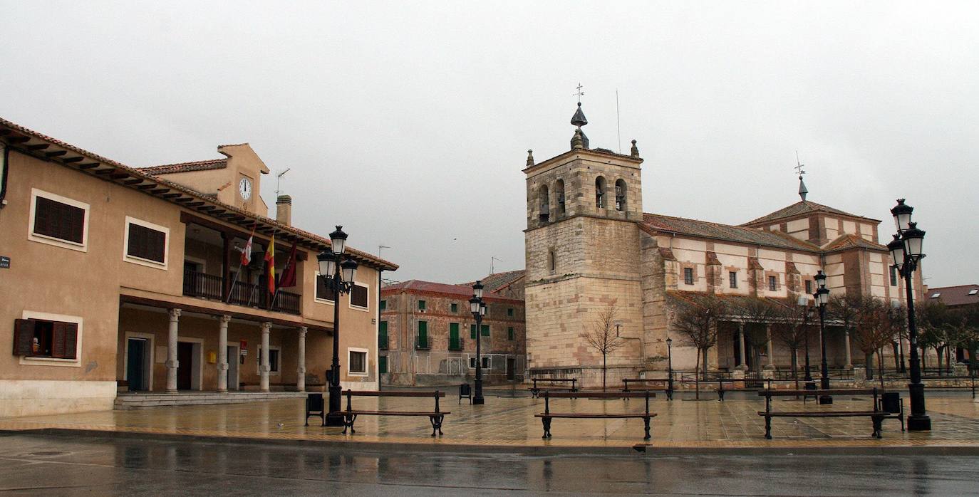 Ayuntamiento e iglesia parroquial de Escalona del Prado.