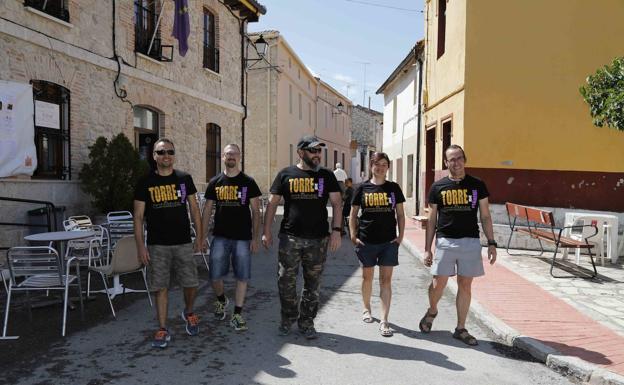 Paula Vicente, David Pérez, Javier Cano, Alberto de la Fuente y Enrique Román, en Torre de Peñafiel. 