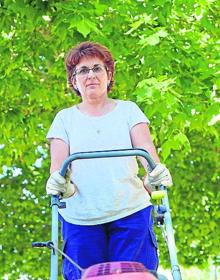 Imagen secundaria 2 - Luis M. Rodríguez, de Wamba, coloca un cartel informativo y Cristina Valles, de Castrodeza, cortando el seto. 