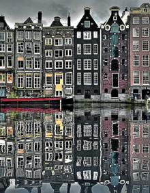 Imagen secundaria 2 - Postales. Clientes en el 'coffee shop' The Bulldog. Martine y Louise Fokkens, 50 años como prostitutas, con el guía Elard Tissot. Casas del canal. 