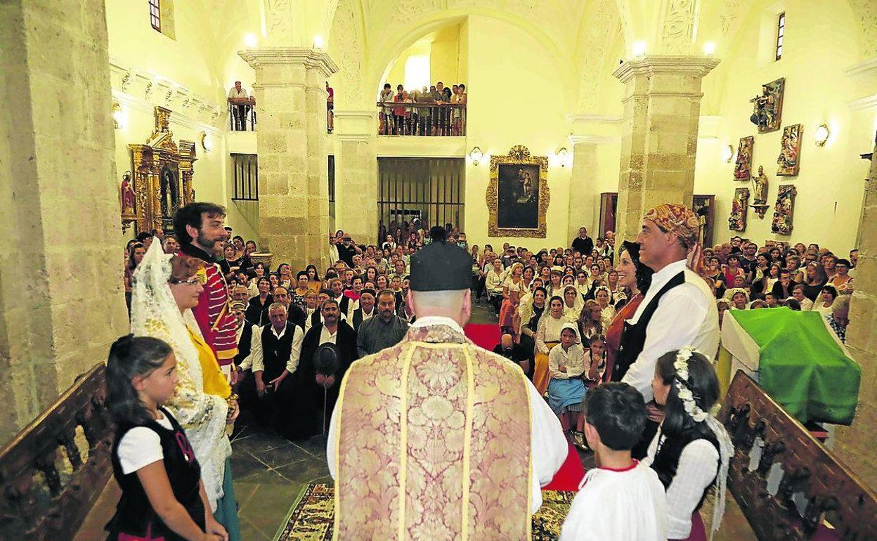 El templo estuvo lleno a rebosar de invitados a la boda del Empecinado. AGAPITO OJOSNEGROS