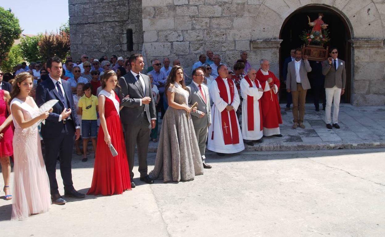 La imagen de San Esteban sale de la iglesia de Pedrajas. 