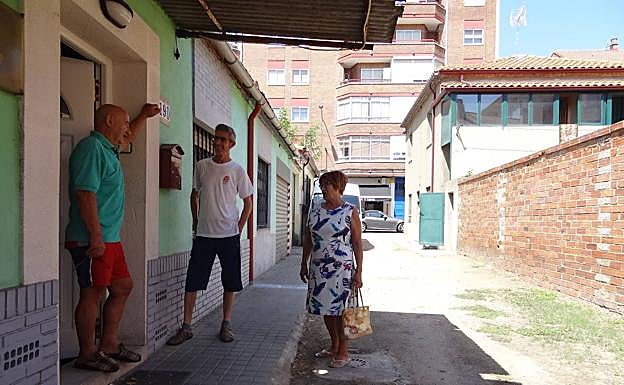 Miguel, José y Elvira, los vecinos de la calle Geria, una perpendicular a Doctor Moreno, aún sin asfaltar. 