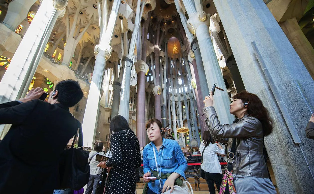 Turistasen la Sagrada Familia de Barcelona.