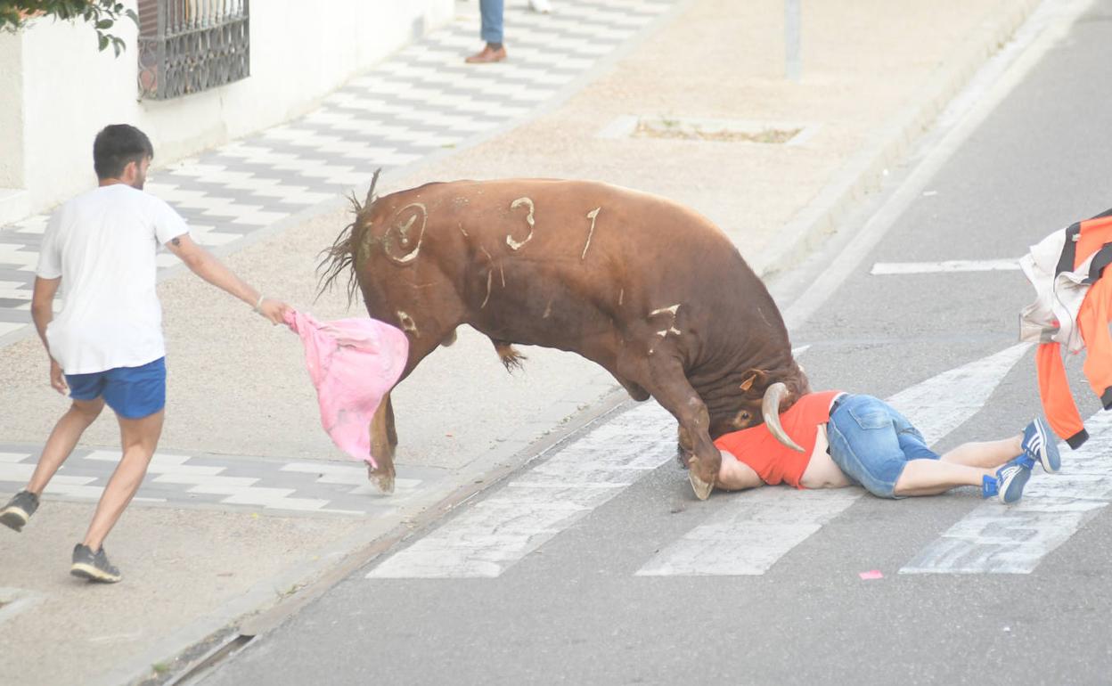 Momento de la cogida en la calle Real de La Seca.