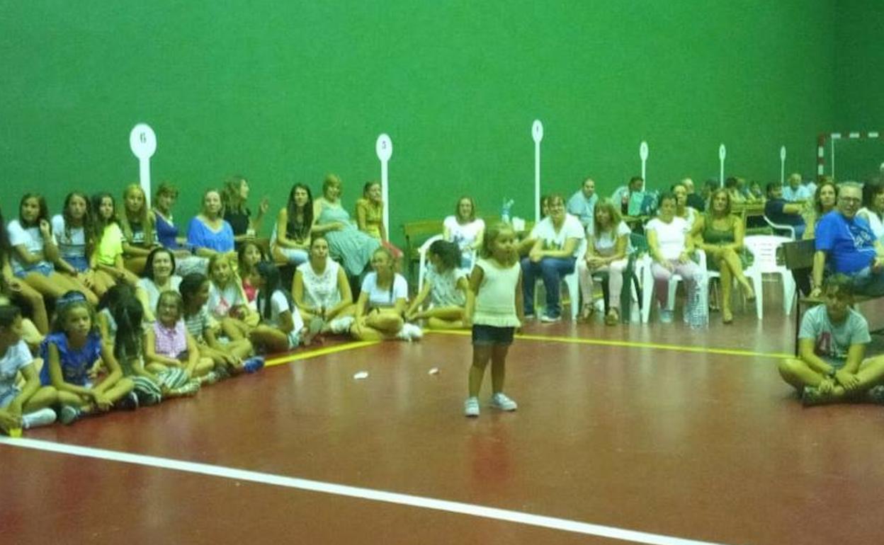 Participantes en el concurso 'Furor' celebrado por la semana cultural de Peñaflor. 