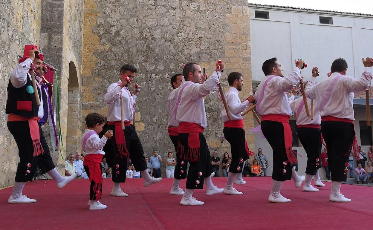 Participantes en el certamen de paloteo de Torrelobatón. 