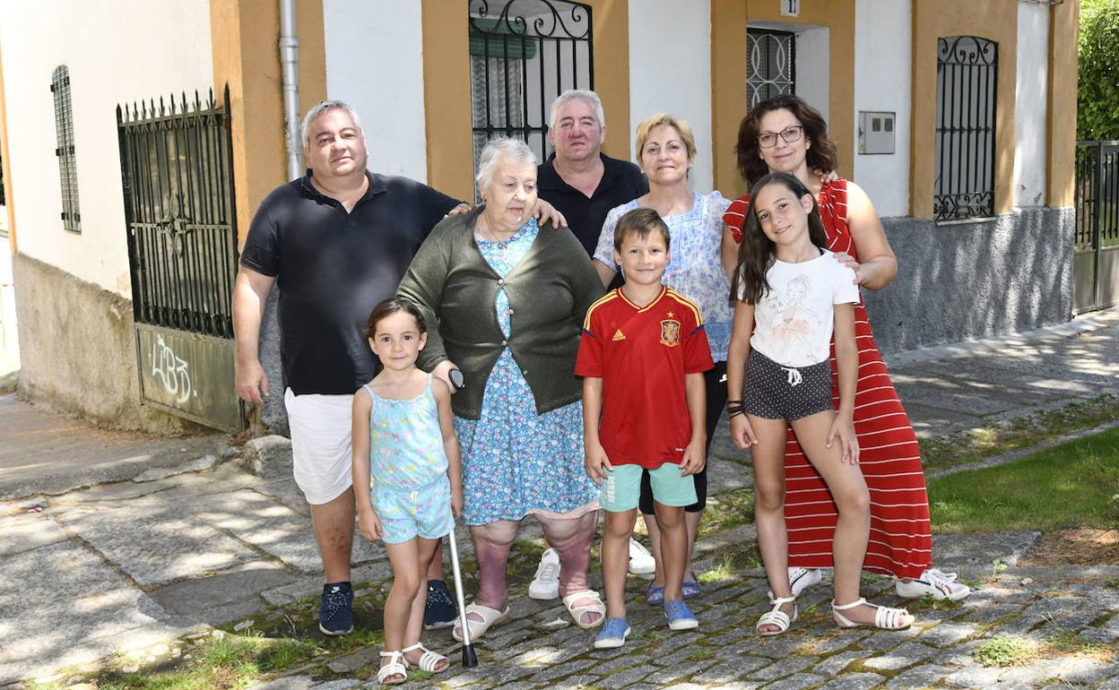 Kini (primero por la izquierda), con parte de su familia, delante de la primera casa de verano que habitaron en San Rafael. 