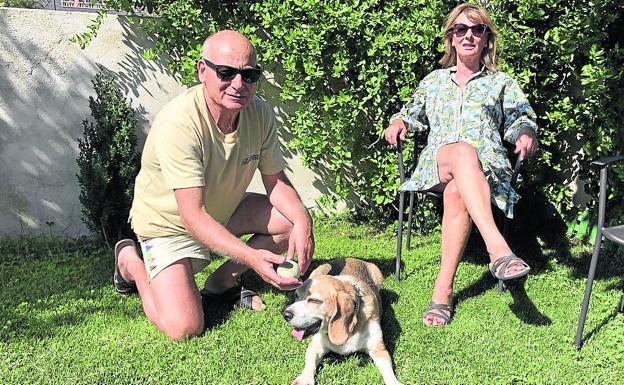 Julián Sánchez y Mari Carmen Jiménez con su perro Galo. 