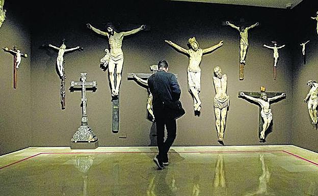 Una sala de exposiciones del Museo de Escultura con 'Almacén. El lugar de los invisibles'. 