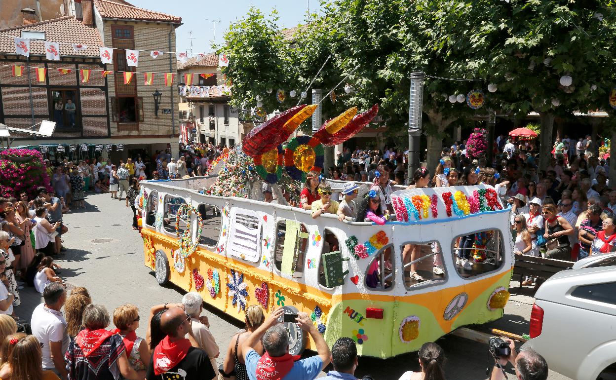 La carroza del Centro de Iniciativas y Turismo, al estilo 'hippie'. 