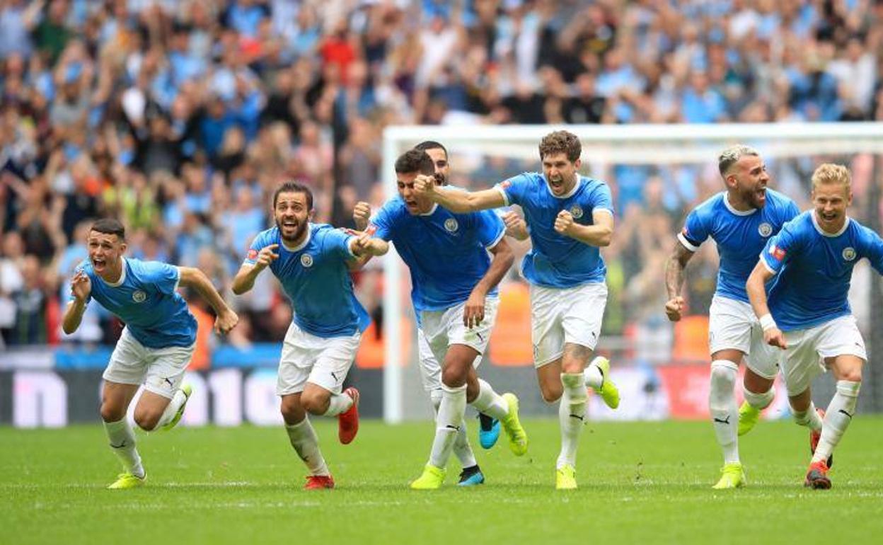 Los jugadores del Manchester City celebran la victoria.