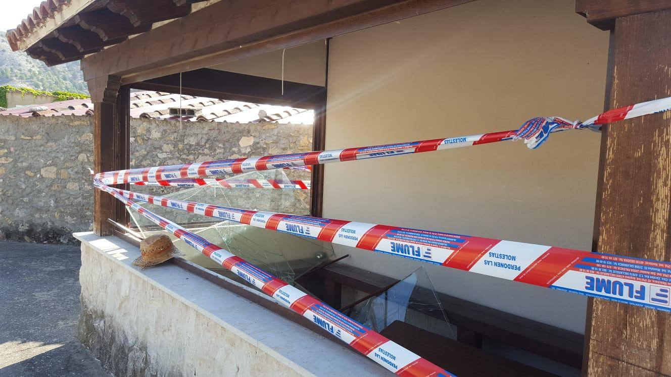 Fotos: Destrozos y vandalismo de madrugada en San Martín de Valven