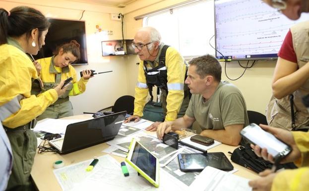 El centro de control del incendio de La Granja de San Ildefonso no cesa en sus labores. 