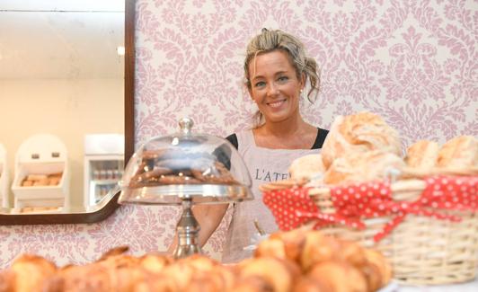 Tras la repostería, Macarena posa con una sonrisa. 