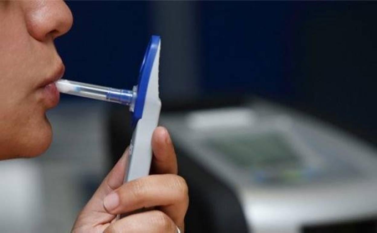 Un joven se somete al test de drogas. 