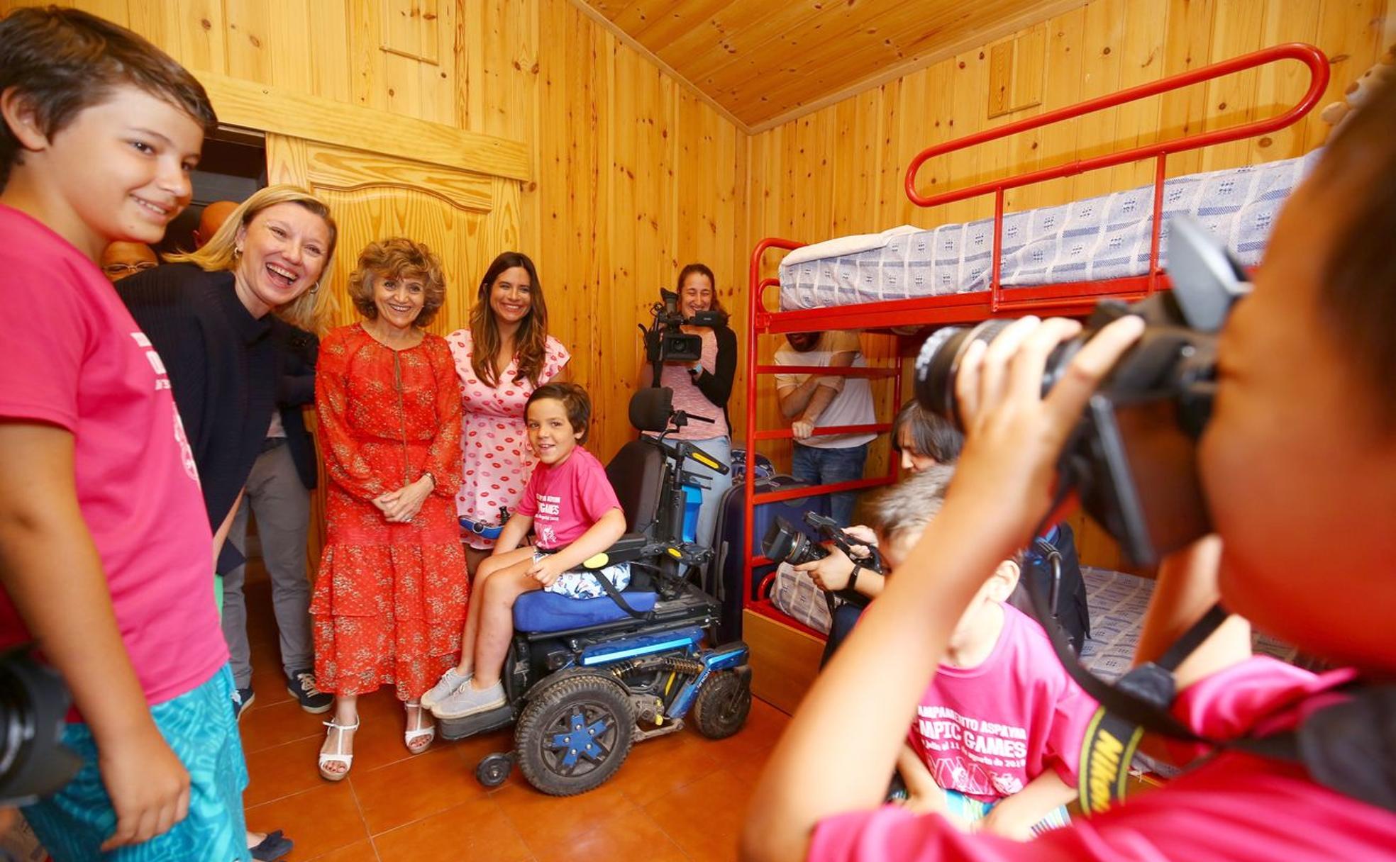 Ministra y consejera, durante su visita al campamento de Aspaym.