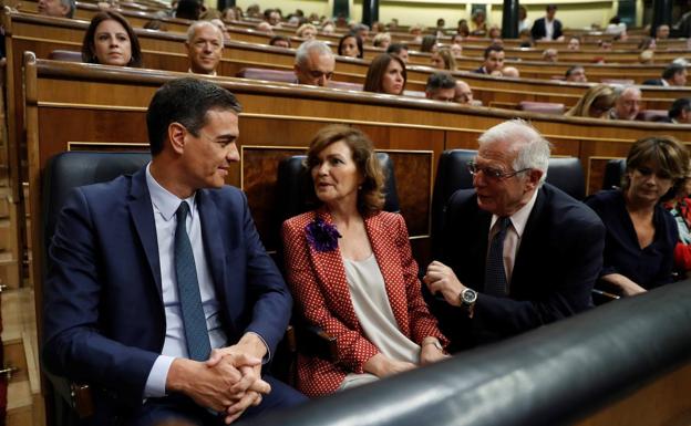 El candidato socialista, Pedro Sánchez, acompañado de la vicepresidenta en funciones, Carmen Calvo y el ministro de Exteriores, Josep Borrell en el Congreso para someterse a la segunda y definitiva votación de investidura.