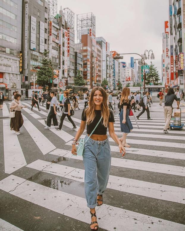 Alexandra Pereira lució estos jeans durante su luna de miel en Tokio.