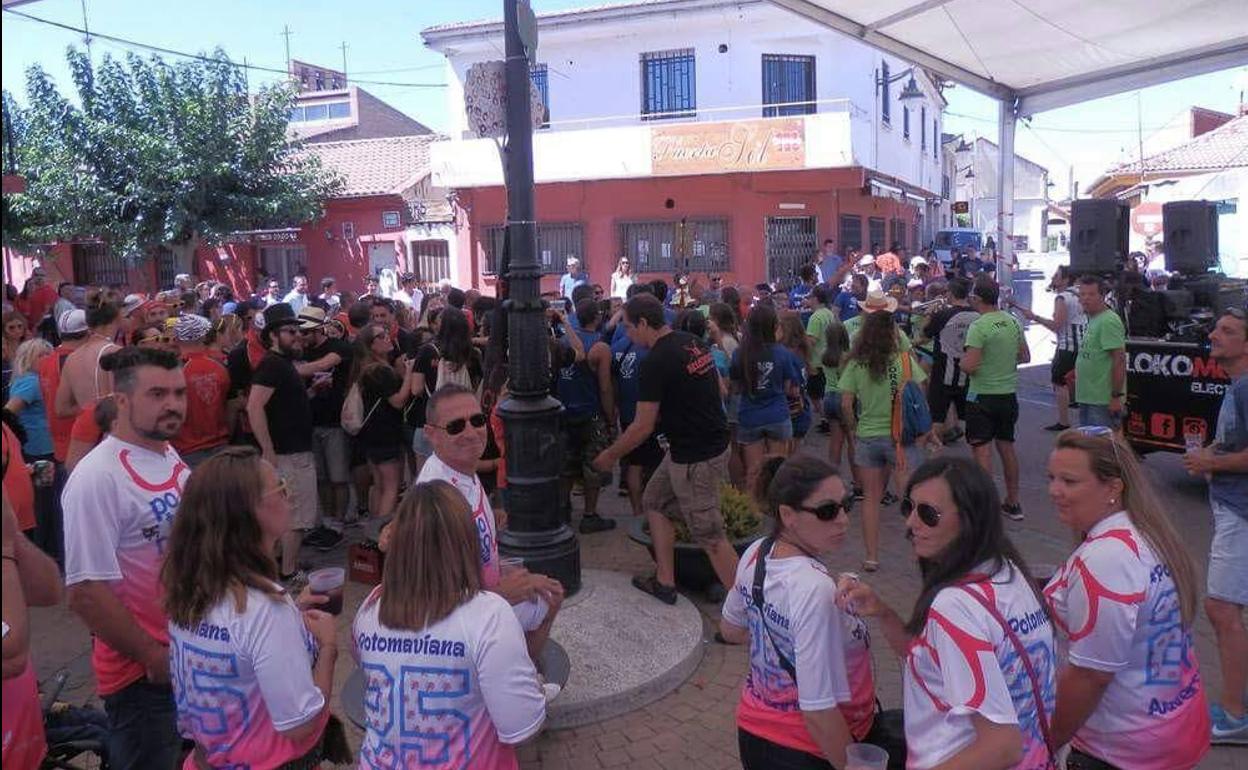 Jóvenes y mayores disfrutan del ambiente en el comienzo de las fiestas en Viana de Cega 2017.