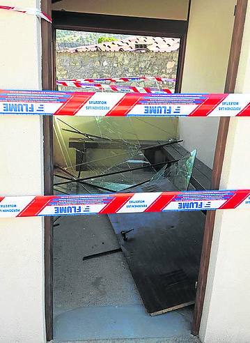 Los vándalos destrozan la parada de bus y dañan varios vehículos en San Martín