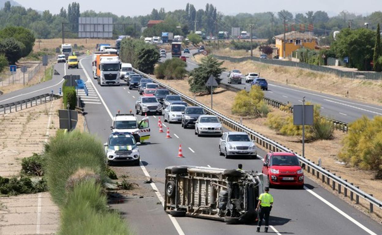 Vuelca una furgoneta en la A-62 a la altura de Cubillas de Santa Marta (Valladolid). 