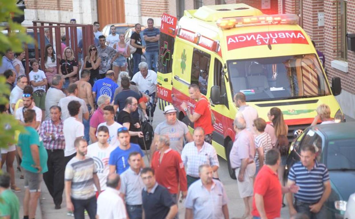 El herido es traslado a la ambulancia después de la cogida. 