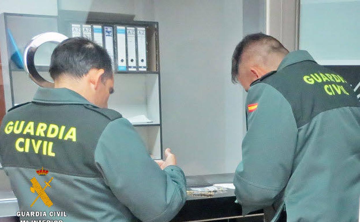 Dos agentes de la Guardia Civil en un puesto de Salamanca.