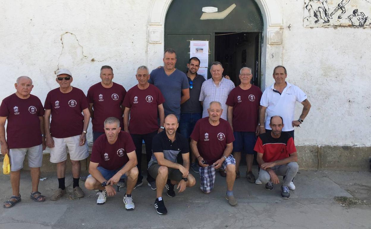 El concejal de Deportes, Carlos Arasa, y miembros de clubes deportivos locales.