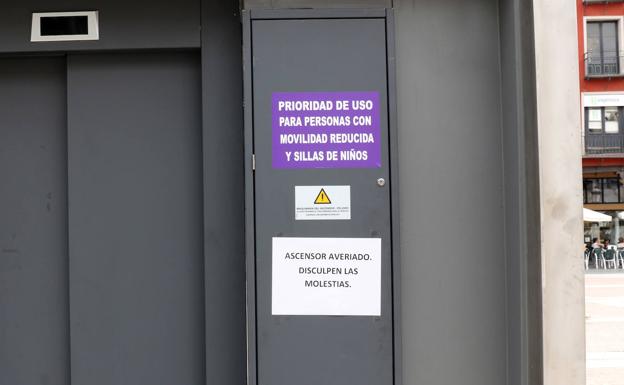 Cartel que avisaba de la avería en el ascensor de la Plaza Mayor en la mañana del martes. 