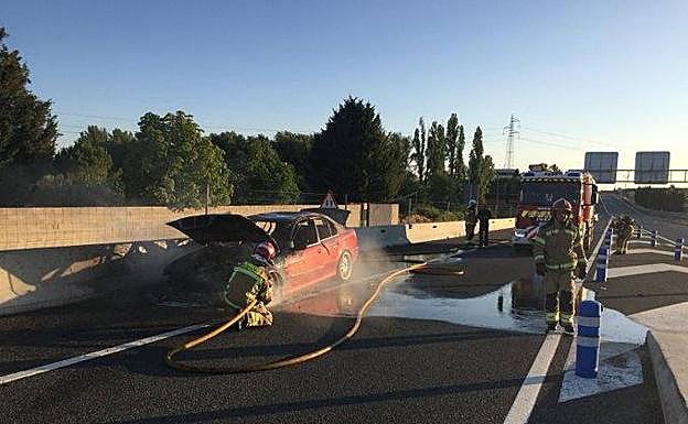 Los bomberos trabajan en la extinción del fuego.