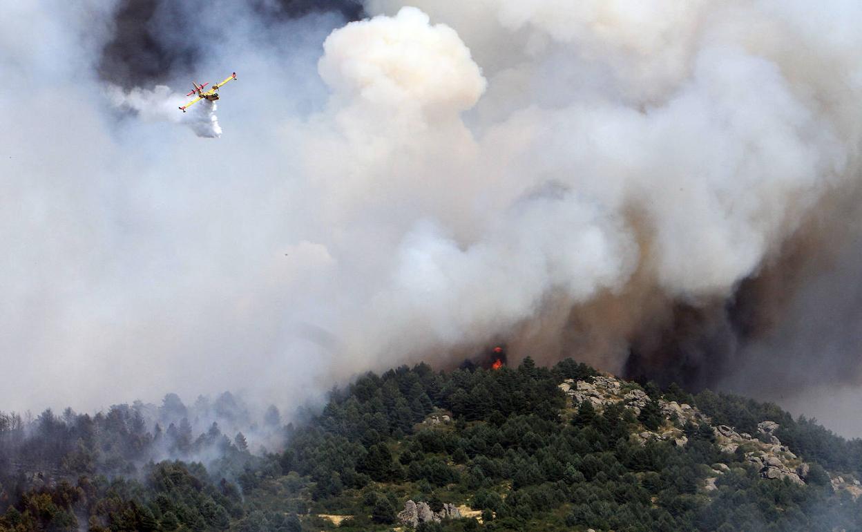 Un hidroavión trabaja en las labores de extinción en Guadarrama. 