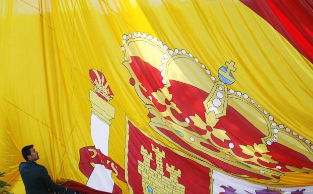 Izada de la bandera nacional durante un aniversario de la Constitución española. 