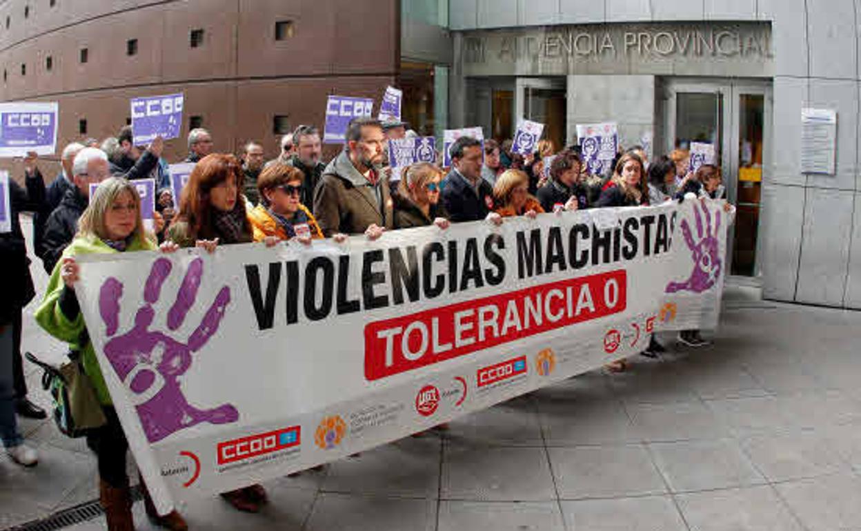 Concentración de repulsa por la violencia machista en Oviedo. 