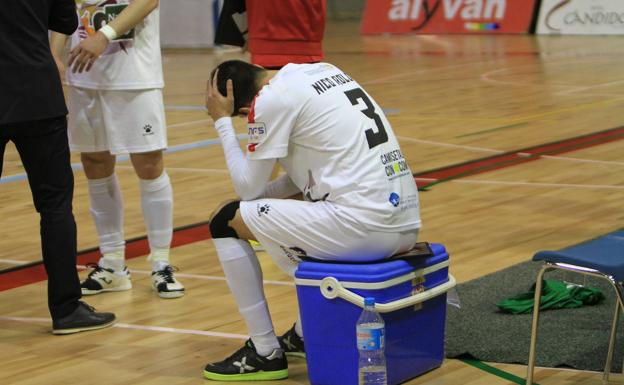 Nico Rolón se lamenta tras perder un partido en el pabellón Pedro Delgado. 