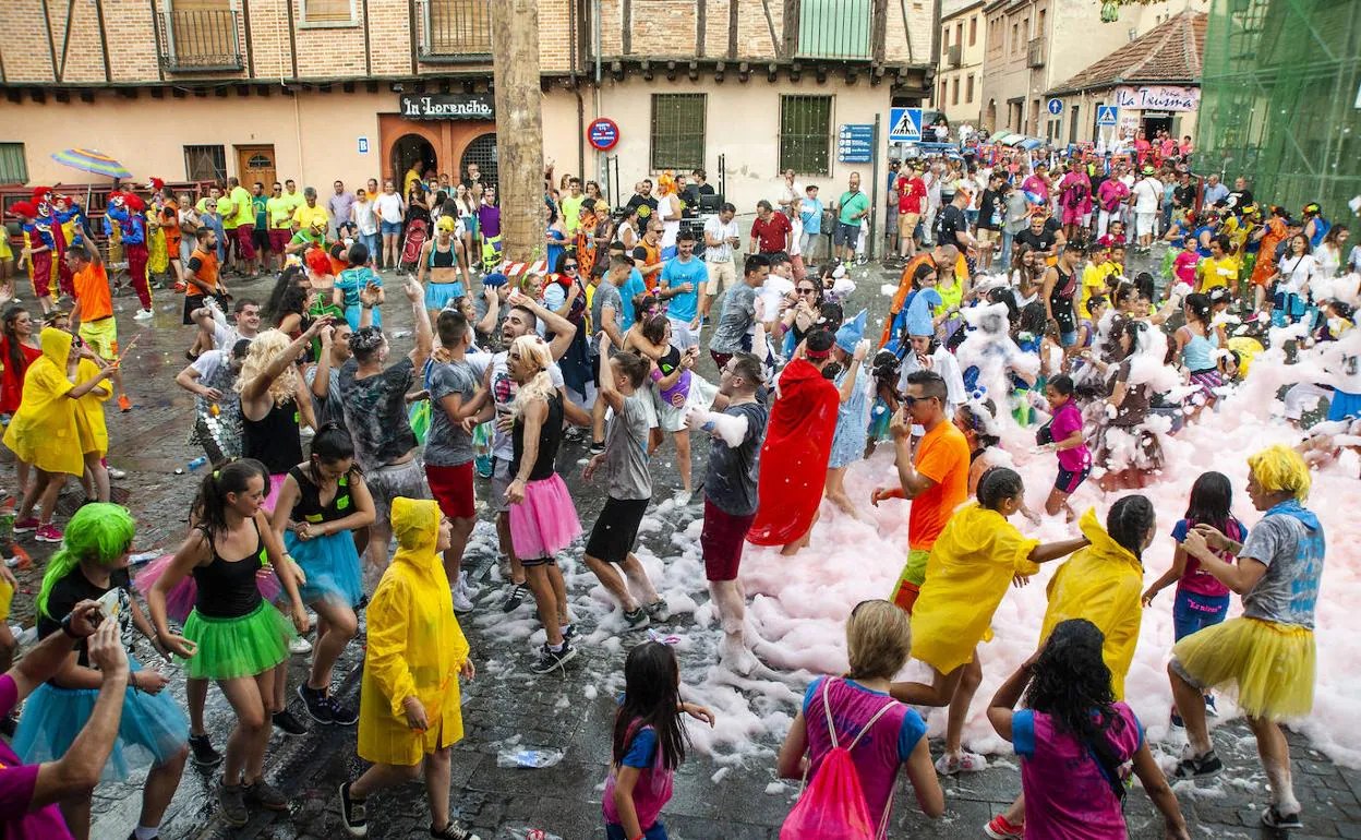 Espuma en el inicio de las fiestas del barrio. 