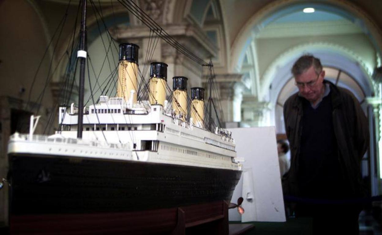 Un hombre observa la maqueta del 'Titanic' en el astillero de Belfast. 