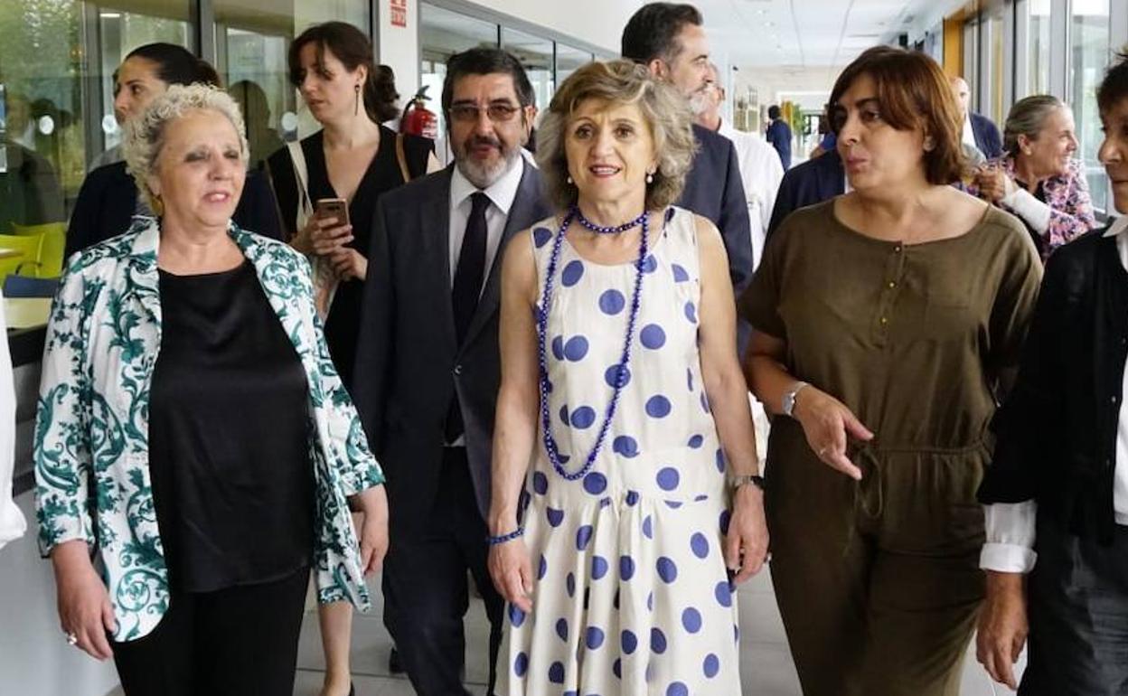 María Luisa Carcedo (centro), en su visita al Centro de Referencia del Alzheimer.