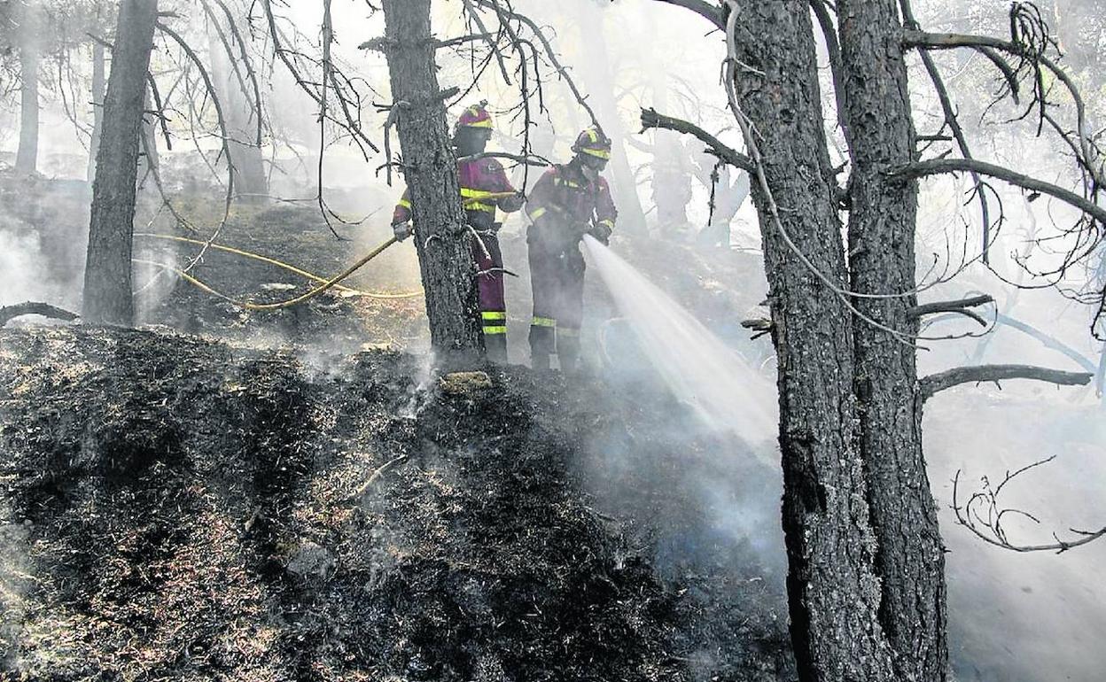 Una unidad de la UME trabaja en uno de los puntos calientes donde ya no hay llamas. 