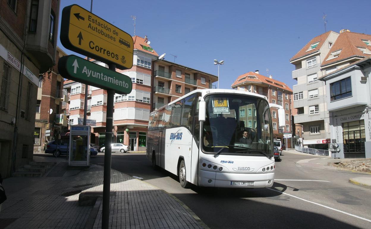 Un autobús circula por Benavente. 