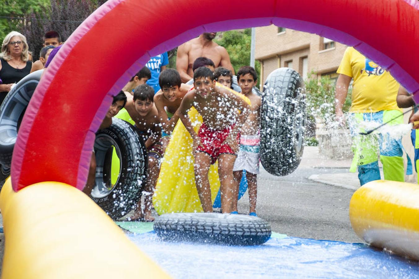 Imágenes de la macarronada y del tobogán de agua