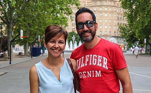 Maite López y Toni Guerrero en la acera Recoletos.