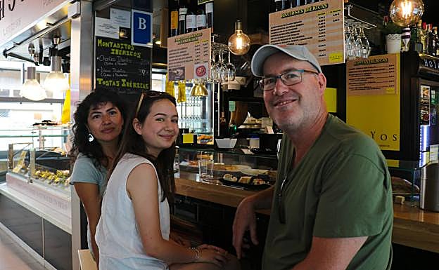Nancy, Mía y Scott tomando tapas en el Mercado del Val.