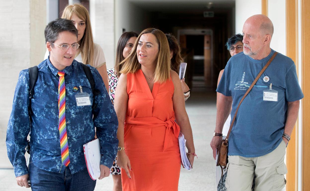 Virginia Barcones, en el centro, durante el encuentro con representantes de los colectivos LGTB 