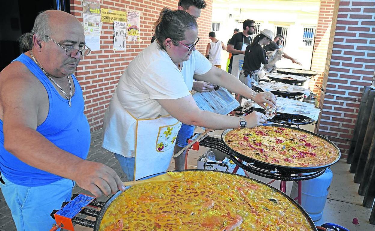 Vecinos y peñistas de Cogeces de Íscar prepararon la tradicional paella popular.