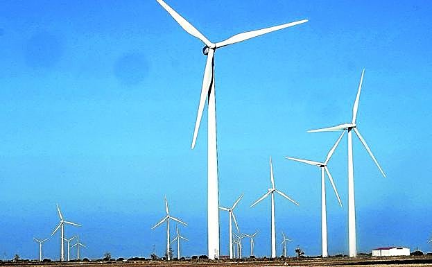 Aerogeneradores ya en funcionamiento en un parque eólico situado en los Montes Torozos. 